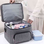 Bolsa Térmica Grande para Marmita com Duplo Compartimento 10L Urbanno cinza, aberta mostrando o compartimento superior cheio de bebidas e potes, destacando a capacidade de armazenamento urbanno