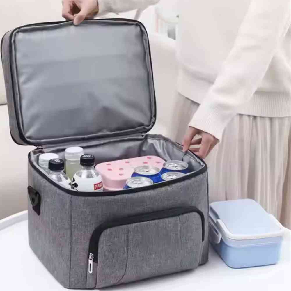 Bolsa Térmica Grande para Marmita com Duplo Compartimento 10L Urbanno cinza, aberta mostrando o compartimento superior cheio de bebidas e potes, destacando a capacidade de armazenamento urbanno