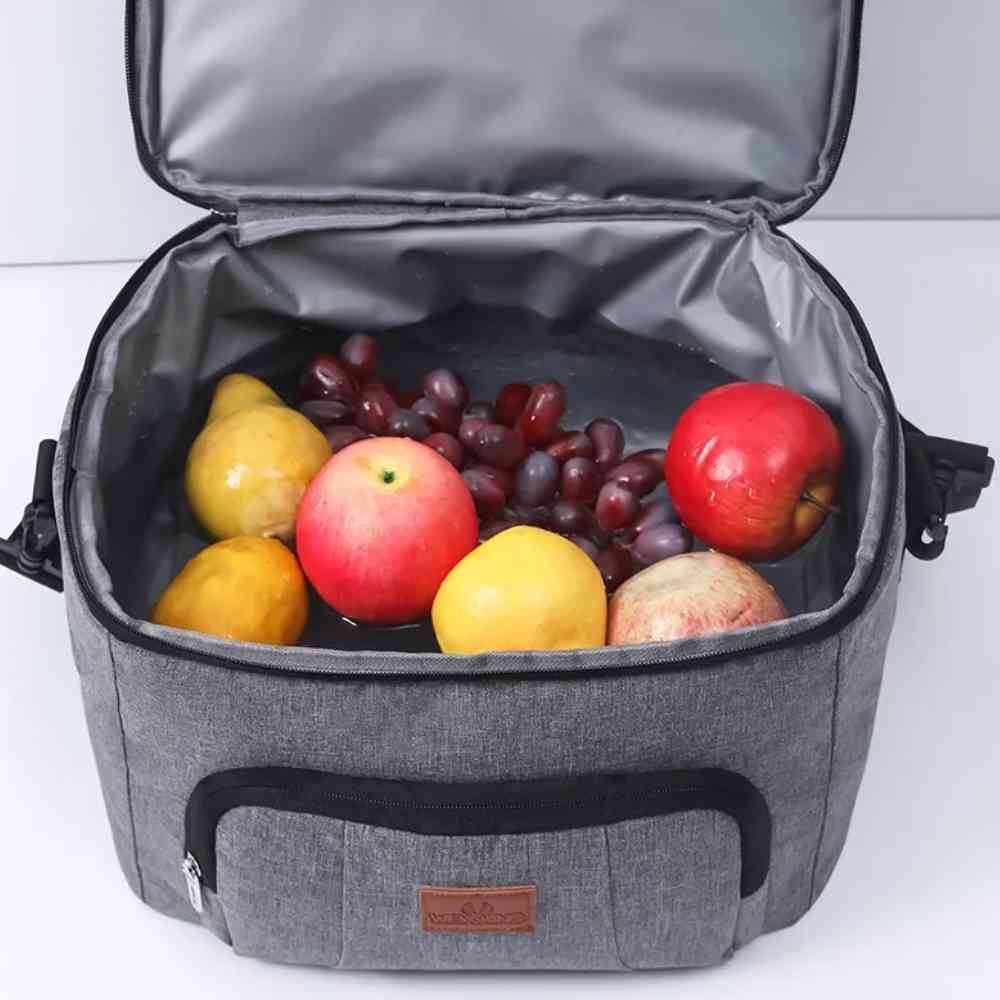Bolsa Térmica Grande para Marmita com Duplo Compartimento 10L Urbanno cinza, aberta mostrando o compartimento superior cheio de frutas frescas como maçãs, uvas e peras, ideal para lanches saudáveis urbanno