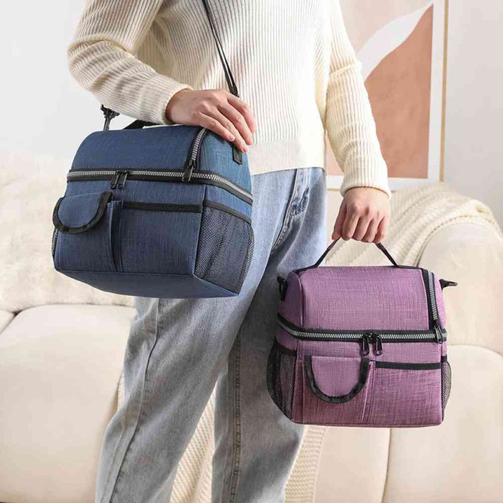 Duas Bolsas Térmicas Grandes para Marmita com Duplo Compartimento 10L Urbanno, uma lilás e outra azul, sendo usadas por uma pessoa, destacando a alça de ombro e de mão, ideais para o dia a dia urbanno