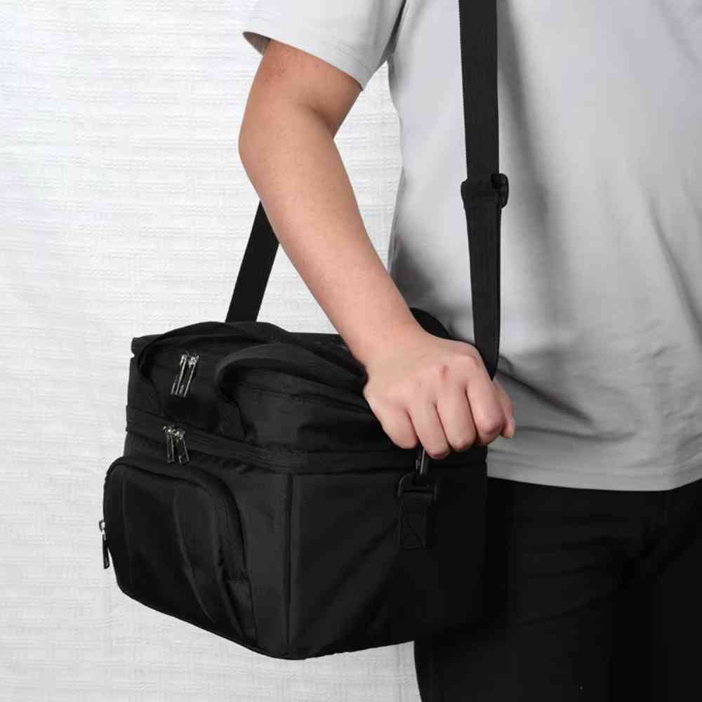 Homem usando a Bolsa Térmica Grande para Marmita com Duplo Compartimento 10L Urbanno preta no ombro, demonstrando o transporte prático e ergonômico para o dia a dia urbanno