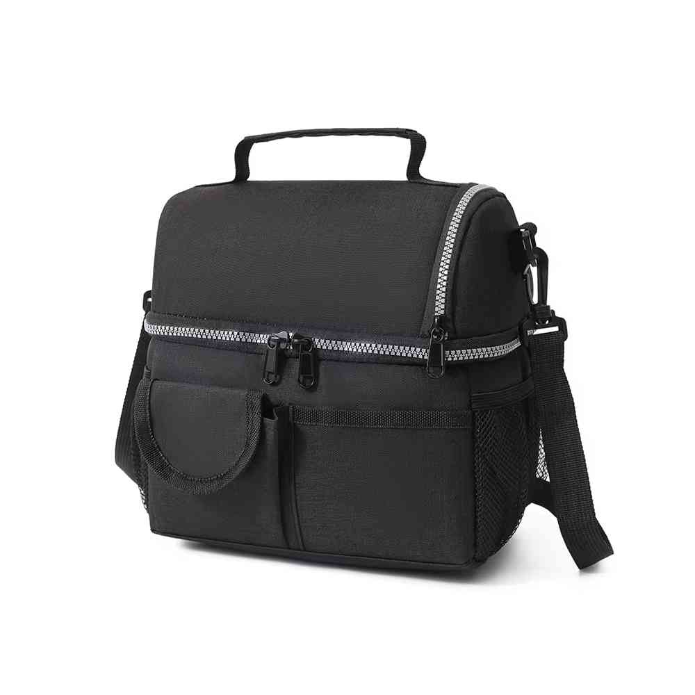 Bolsa Térmica Grande para Marmita com Duplo Compartimento 10L Urbanno preta, vista lateral mostrando a abertura diferenciada do compartimento superior e os bolsos laterais, ideal para praticidade no dia a dia urbanno