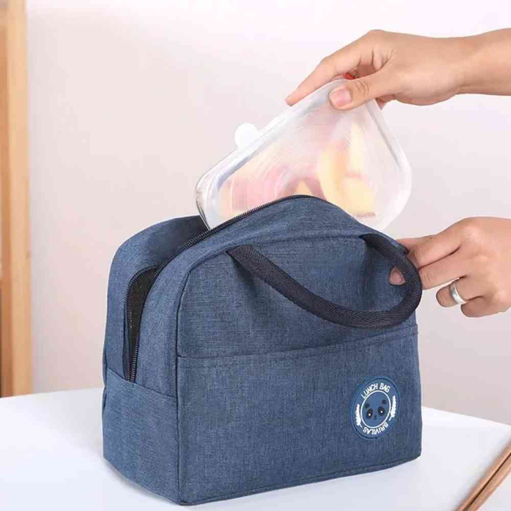 Bolsa Térmica para Marmitas e Dietas Urbanno azul, sendo fechada com um pote de alimento dentro