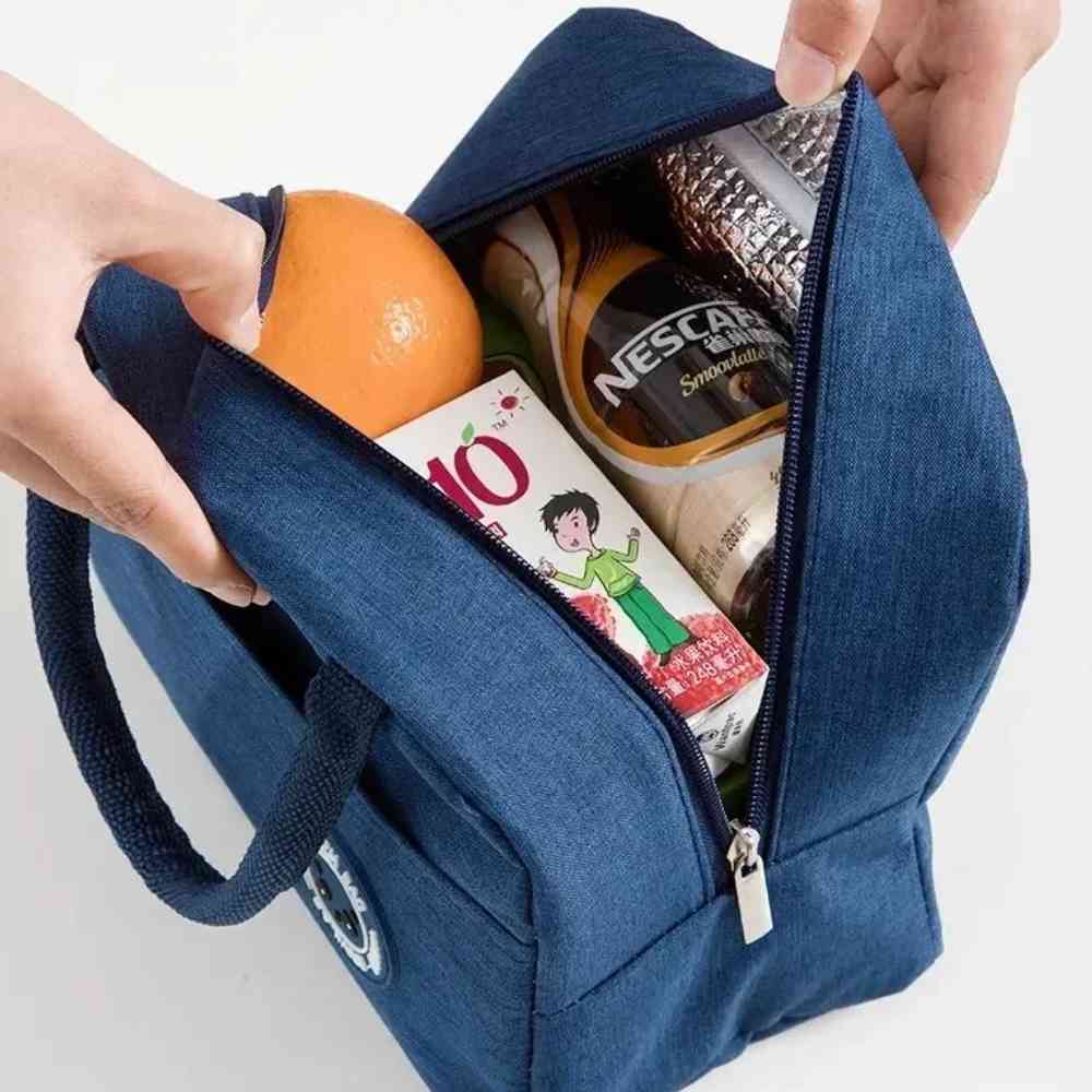  Bolsa Térmica para Marmitas e Dietas Urbanno azul, aberta mostrando seu interior com bebidas e frutas para transporte de alimentos