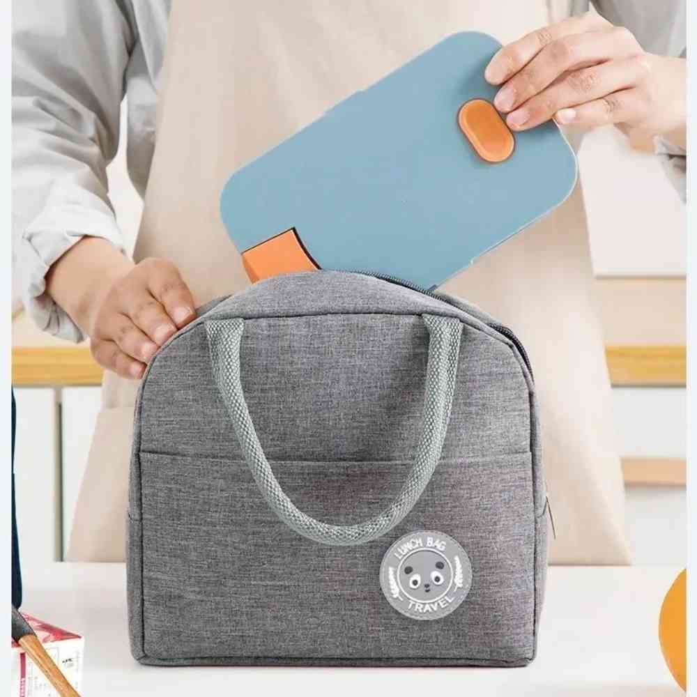 Bolsa Térmica para Marmitas e Dietas Urbanno cinza, pessoa colocando uma marmita azul dentro, demonstrando facilidade de uso