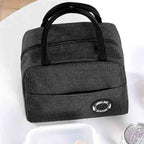 Bolsa Térmica para Marmitas e Dietas Urbanno preta, vista superior em mesa com bebidas e potes de alimento