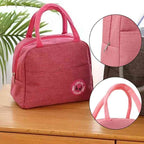 Bolsa Térmica para Marmitas e Dietas Urbanno rosa, destacando detalhe do bolso frontal com zíper e a alça superior para transporte