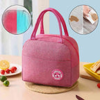 Bolsa Térmica para Marmitas e Dietas Urbanno rosa, mostrando detalhes do revestimento interno colorido, facilidade de limpeza e isolamento térmico