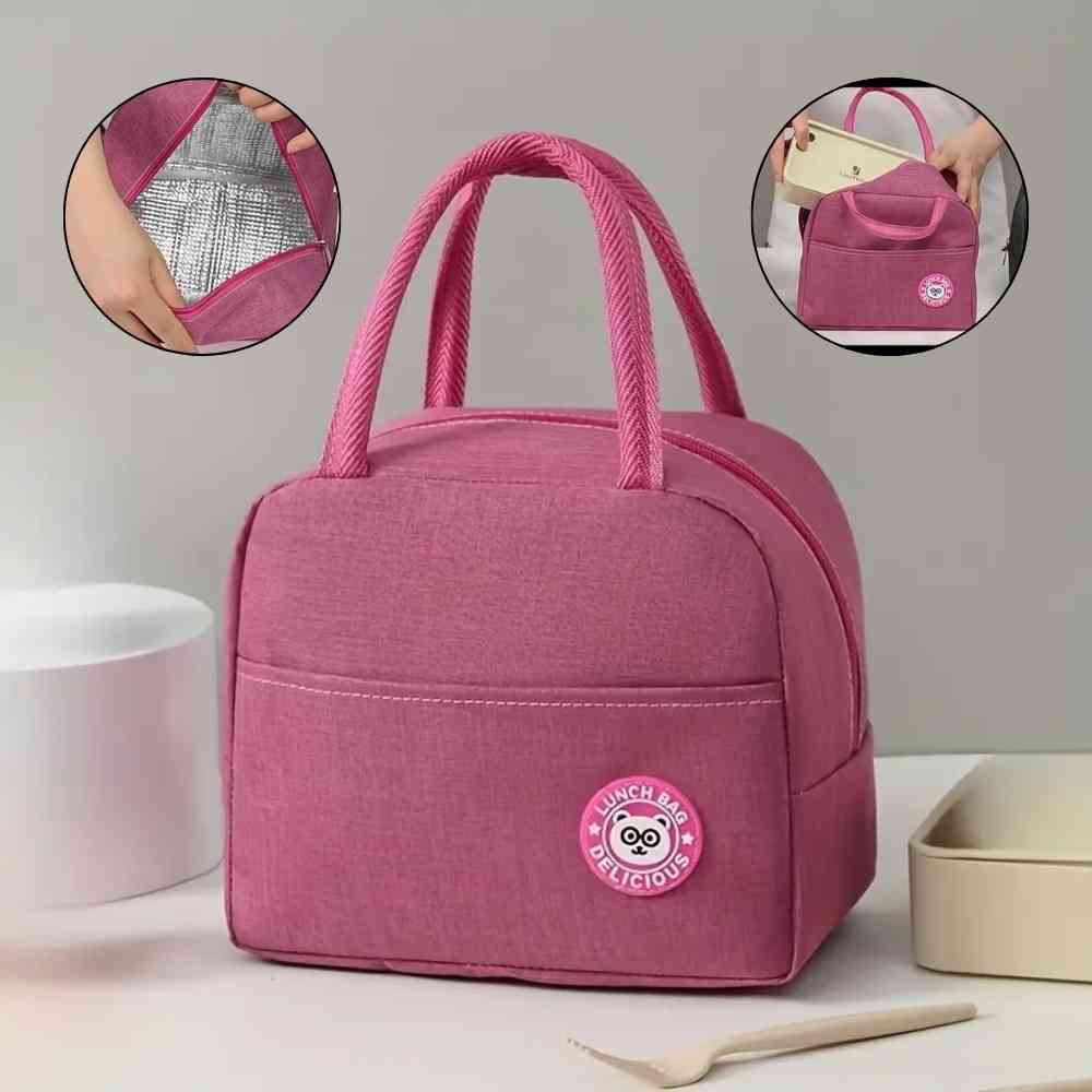 Bolsa Térmica para Marmitas e Dietas Urbanno rosa, mostrando detalhe do interior térmico e uma pessoa inserindo um pote de alimento, ilustrando o uso