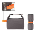 Bolsa Térmica Minimalista Urbanno cinza, vista horizontal e enrolada verticalmente, mostrando a alça laranja e sua capacidade compacta