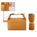 Bolsa Térmica Minimalista Urbanno laranja, vista horizontal e enrolada verticalmente, mostrando a alça laranja e sua capacidade compacta