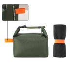 Bolsa Térmica Minimalista Urbanno verde, vista horizontal e enrolada verticalmente, mostrando a alça laranja e sua capacidade compacta