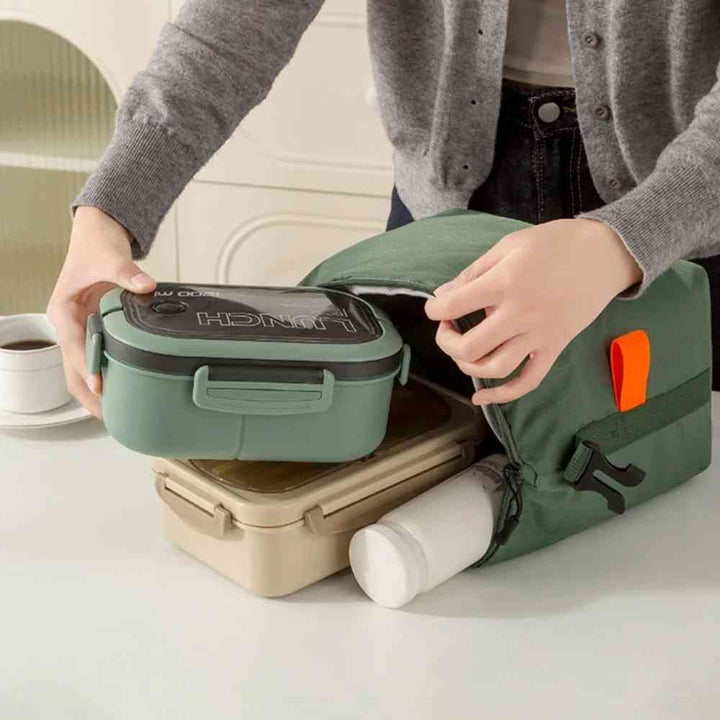 Bolsa Térmica Minimalista Urbanno verde em bancada de cozinha, uma pessoa organizando marmitas e garrafa dentro