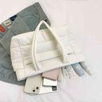 Bolsa Tote de Academia e Dia a Dia Feminina Acolchoada Urbanno branca, aberta mostrando grande capacidade com cosméticos, celular e itens pessoais