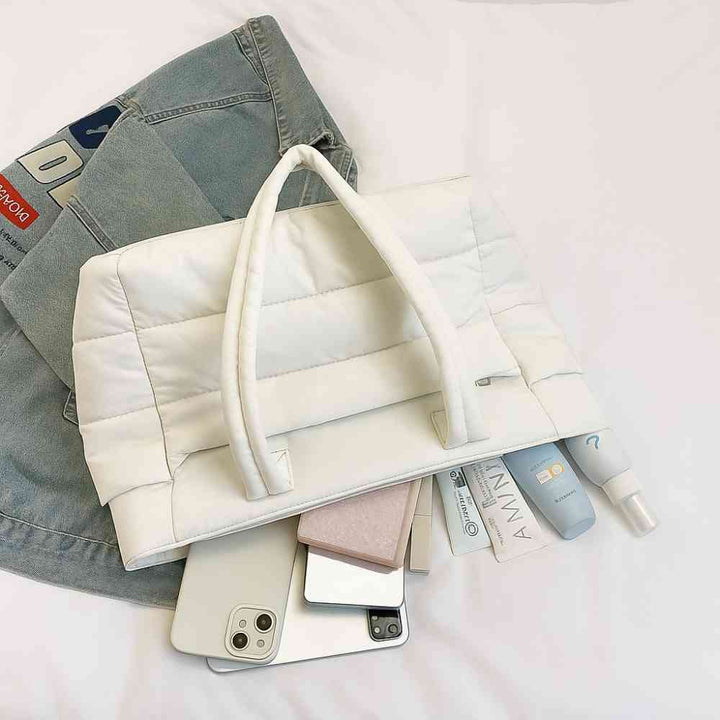 Bolsa Tote de Academia e Dia a Dia Feminina Acolchoada Urbanno branca, aberta mostrando grande capacidade com cosméticos, celular e itens pessoais