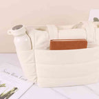 Bolsa Tote de Academia e Dia a Dia Feminina Acolchoada Urbanno branca, mostrando bolsos externos com garrafa branca e caderno, destacando organização