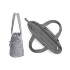 Bolsa Tote de Academia e Dia a Dia Feminina Acolchoada Urbanno cinza, em duas perspectivas mostrando o perfil lateral e a parte superior com detalhe do zíper