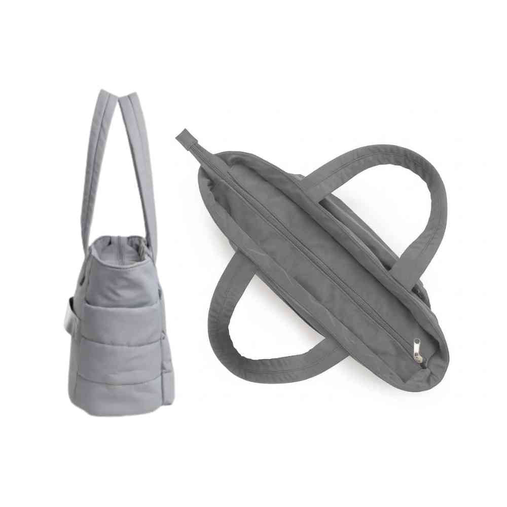 Bolsa Tote de Academia e Dia a Dia Feminina Acolchoada Urbanno cinza, em duas perspectivas mostrando o perfil lateral e a parte superior com detalhe do zíper