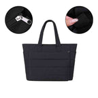 Bolsa Tote de Academia e Dia a Dia Feminina Acolchoada Urbanno preta, com detalhes ampliados do zíper do compartimento principal e da tira de velcro para acoplar em malas de viagem