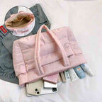 Bolsa Tote de Academia e Dia a Dia Feminina Acolchoada Urbanno rosa, aberta mostrando a grande capacidade interna com diversos itens como celulares, cosméticos e carteira