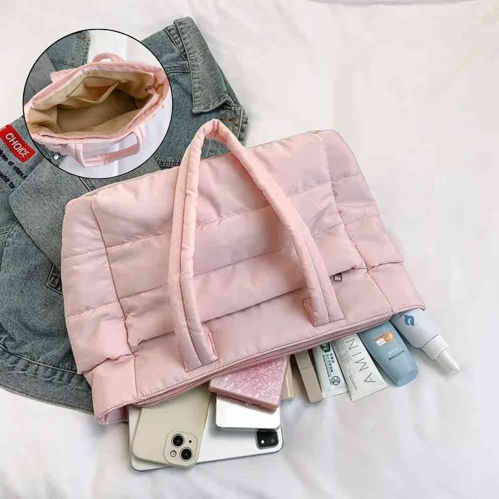 Bolsa Tote de Academia e Dia a Dia Feminina Acolchoada Urbanno rosa, aberta mostrando a grande capacidade interna com diversos itens como celulares, cosméticos e carteira
