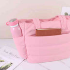 Bolsa Tote de Academia e Dia a Dia Feminina Acolchoada Urbanno rosa, mostrando bolsos externos com garrafa rosa e caderno, destacando organização