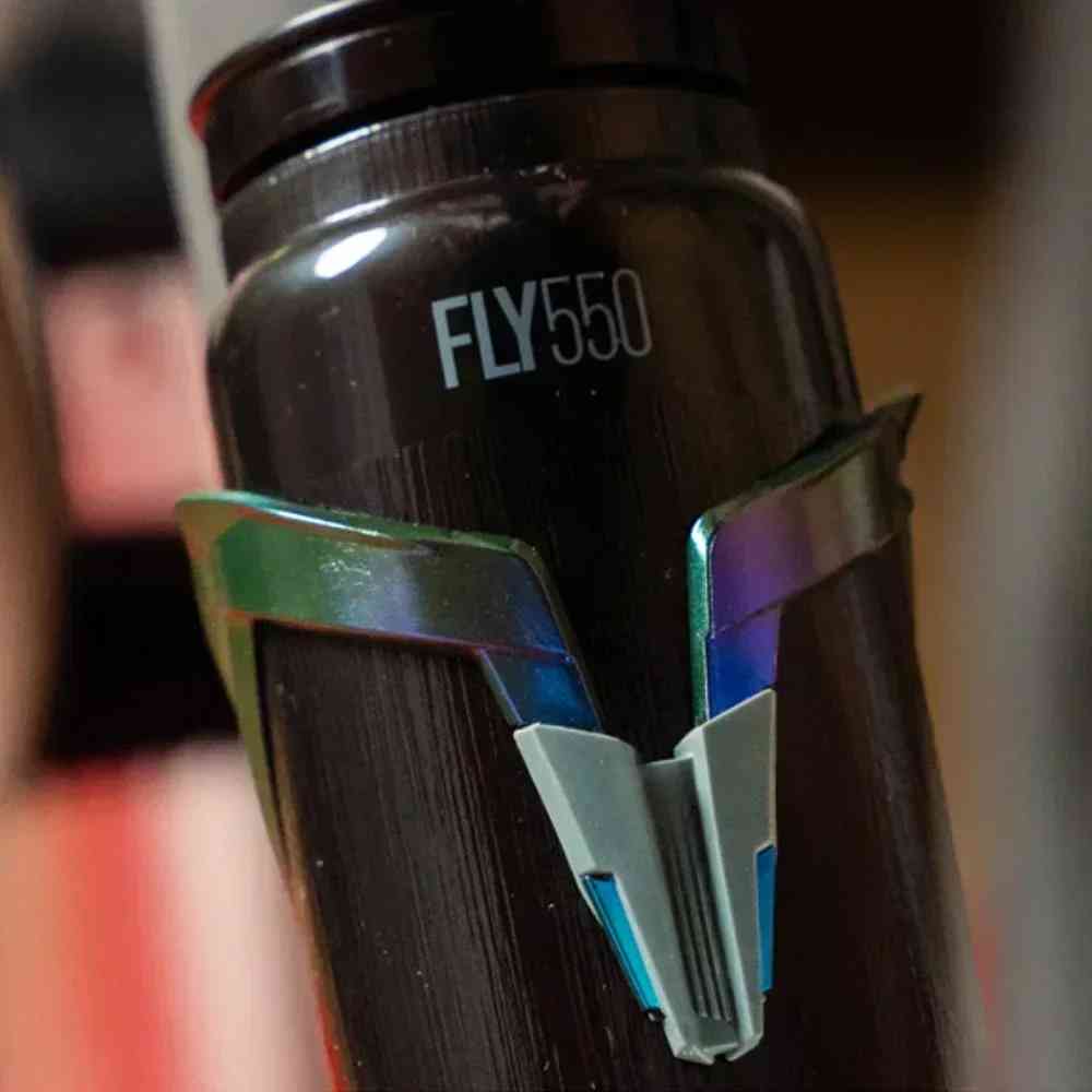 Caramanhola de Ciclismo Ultraleve FLY550 550ml Urbanno preta, detalhe do encaixe no suporte de bicicleta, com logo FLY550 visível