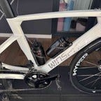 Duas Caramanholas de Ciclismo Ultraleve FLY550 550ml Urbanno pretas instaladas em uma bicicleta branca com detalhes pretos