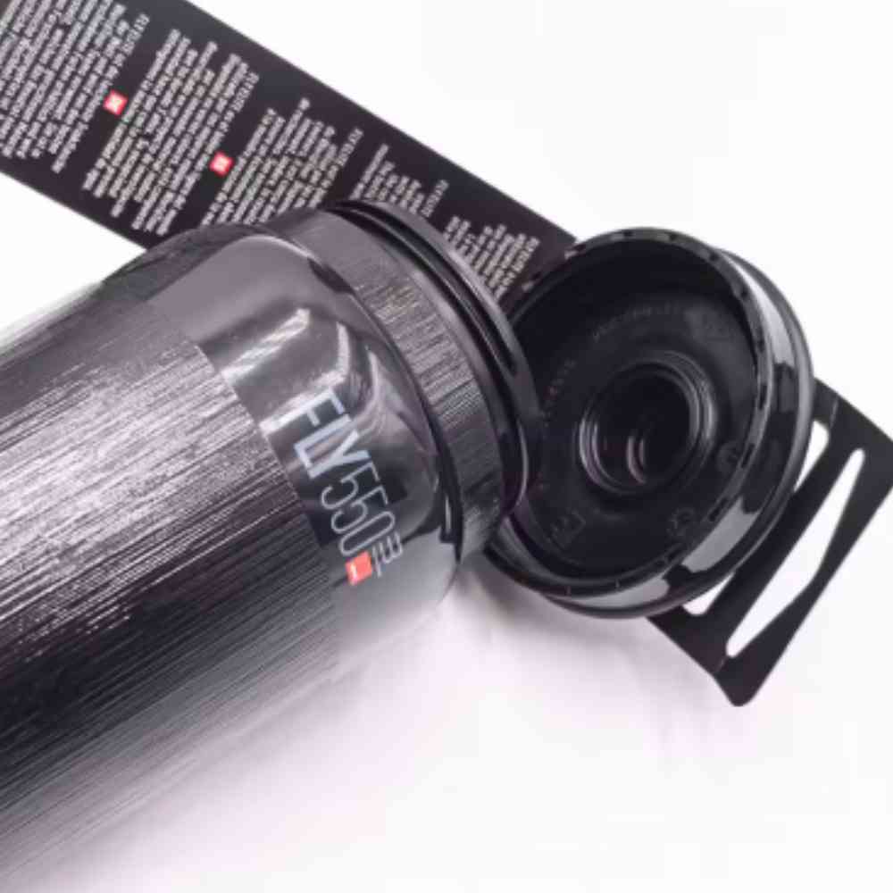 Caramanhola de Ciclismo Ultraleve FLY750 750ml Urbanno preta, detalhe do bocal aberto e tampa, com parte da embalagem ao fundo