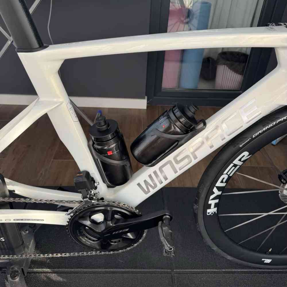 Duas Caramanholas de Ciclismo Ultraleve FLY750 750ml Urbanno pretas instaladas em uma bicicleta branca com detalhes pretos