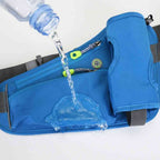 Cinto de Hidratação Pochete para Corrida Shunmaii azul, com jatos de água caindo sobre o tecido, mostrando sua característica impermeável e resistente à água urbanno