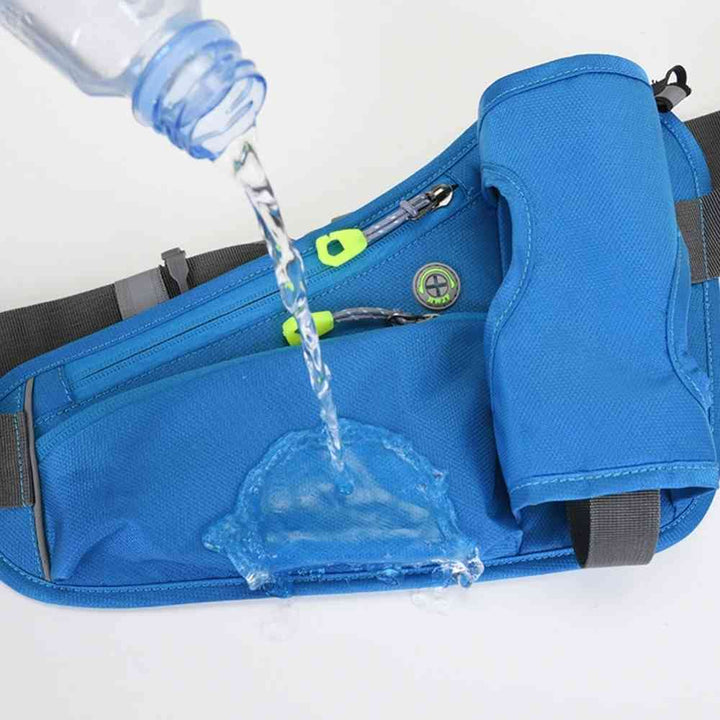 Cinto de Hidratação Pochete para Corrida Shunmaii azul, com jatos de água caindo sobre o tecido, mostrando sua característica impermeável e resistente à água urbanno