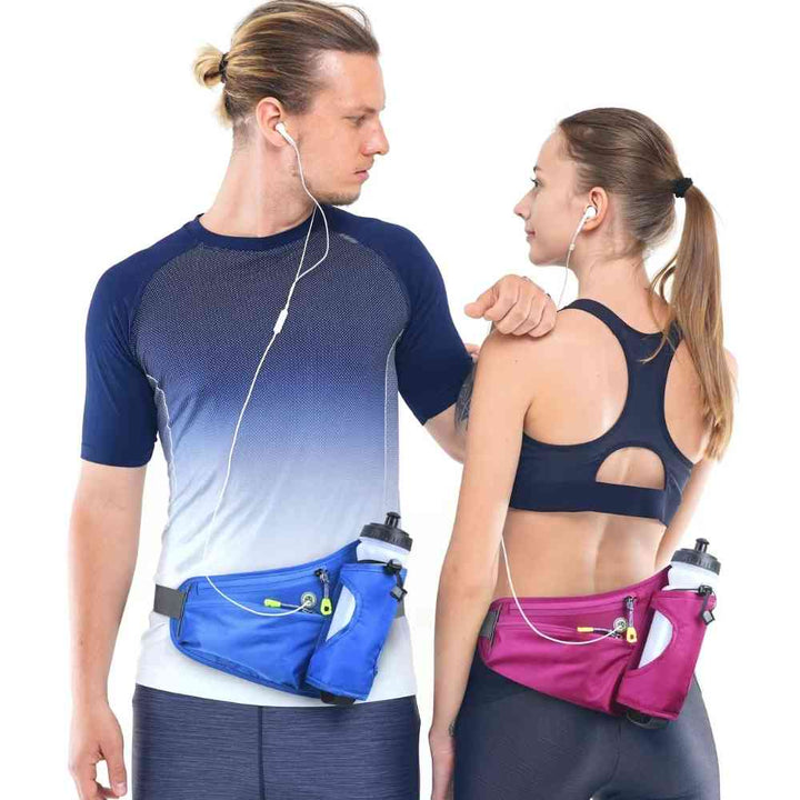 Casal usando Cintos de Hidratação Pochete para Corrida Shunmaii, um azul e outro rosa, com garrafas e fones de ouvido, demonstrando uso unissex para atletas urbanno
