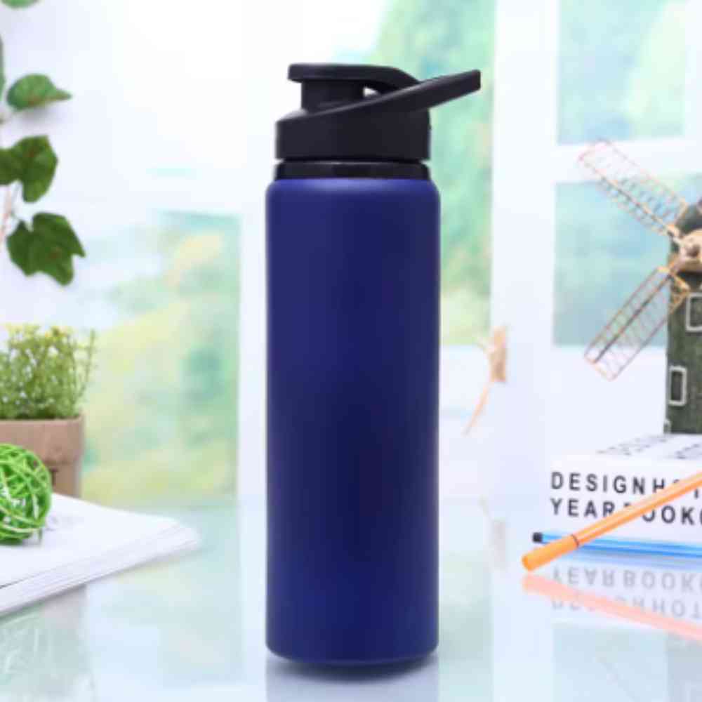 Garrafa de Academia e Hidratação em Alumínio 600ml Urbanno azul, em ambiente de escritório com livros e plantas ao fundo