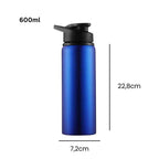 Garrafa de Academia e Hidratação em Alumínio 600ml Urbanno azul, em ambiente de escritório com livros e plantas ao fundo