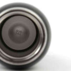 Garrafa de Academia Térmica com Canudo e Alça 500ml Urbanno prata, close-up do fundo da garrafa mostrando a gravação "SUS 304", indicando o tipo de aço inoxidável de alta qualidade urbanno