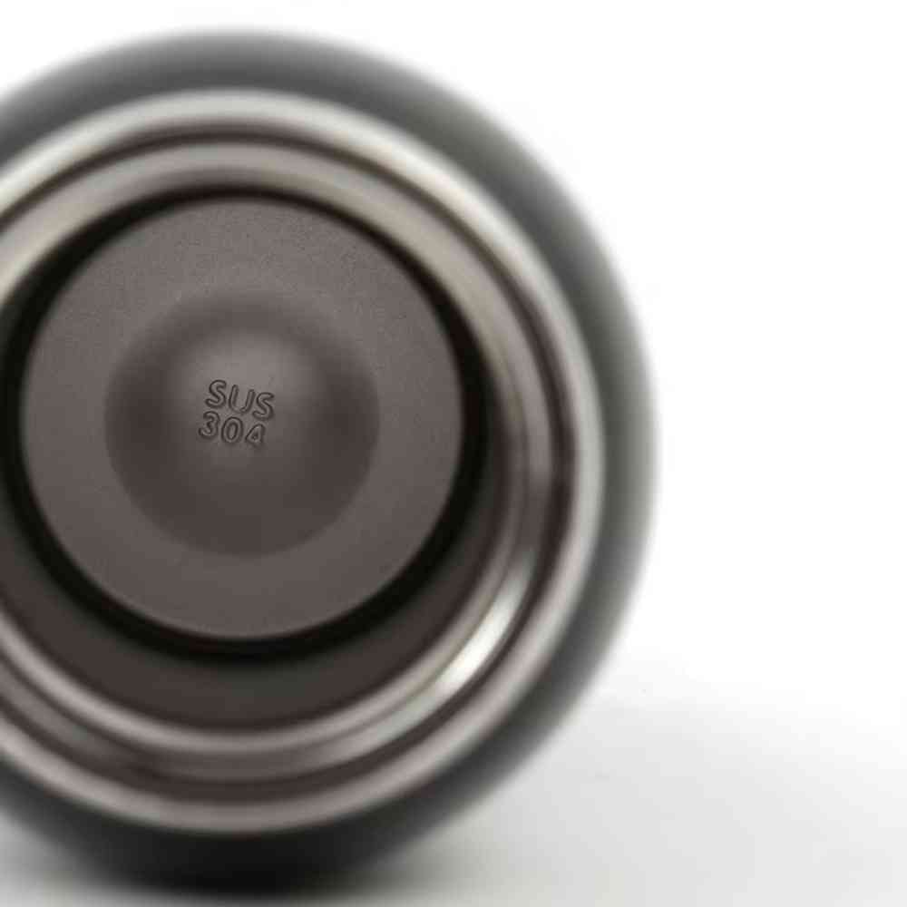 Garrafa de Academia Térmica com Canudo e Alça 500ml Urbanno prata, close-up do fundo da garrafa mostrando a gravação "SUS 304", indicando o tipo de aço inoxidável de alta qualidade urbanno