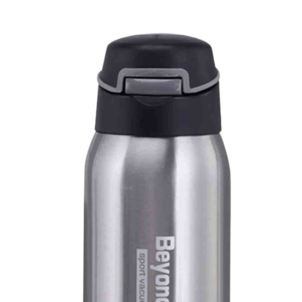 Garrafa de Academia Térmica com Canudo e Alça 500ml Urbanno prata, close-up da tampa com botão de abertura cinza e design ergonômico, destacando a praticidade para hidratação urbanno