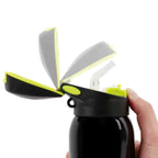 Garrafa de Academia Térmica com Canudo e Alça 500ml Urbanno preta, detalhe da tampa sendo aberta, mostrando o canudo retrátil se elevando, e o movimento da tampa, destacando a praticidade para beber urbanno