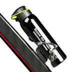 Garrafa de Academia Térmica com Canudo e Alça 500ml Urbanno preta, encaixada em suporte de garrafa em uma bicicleta com detalhes em vermelho, pronta para ciclismo urbanno