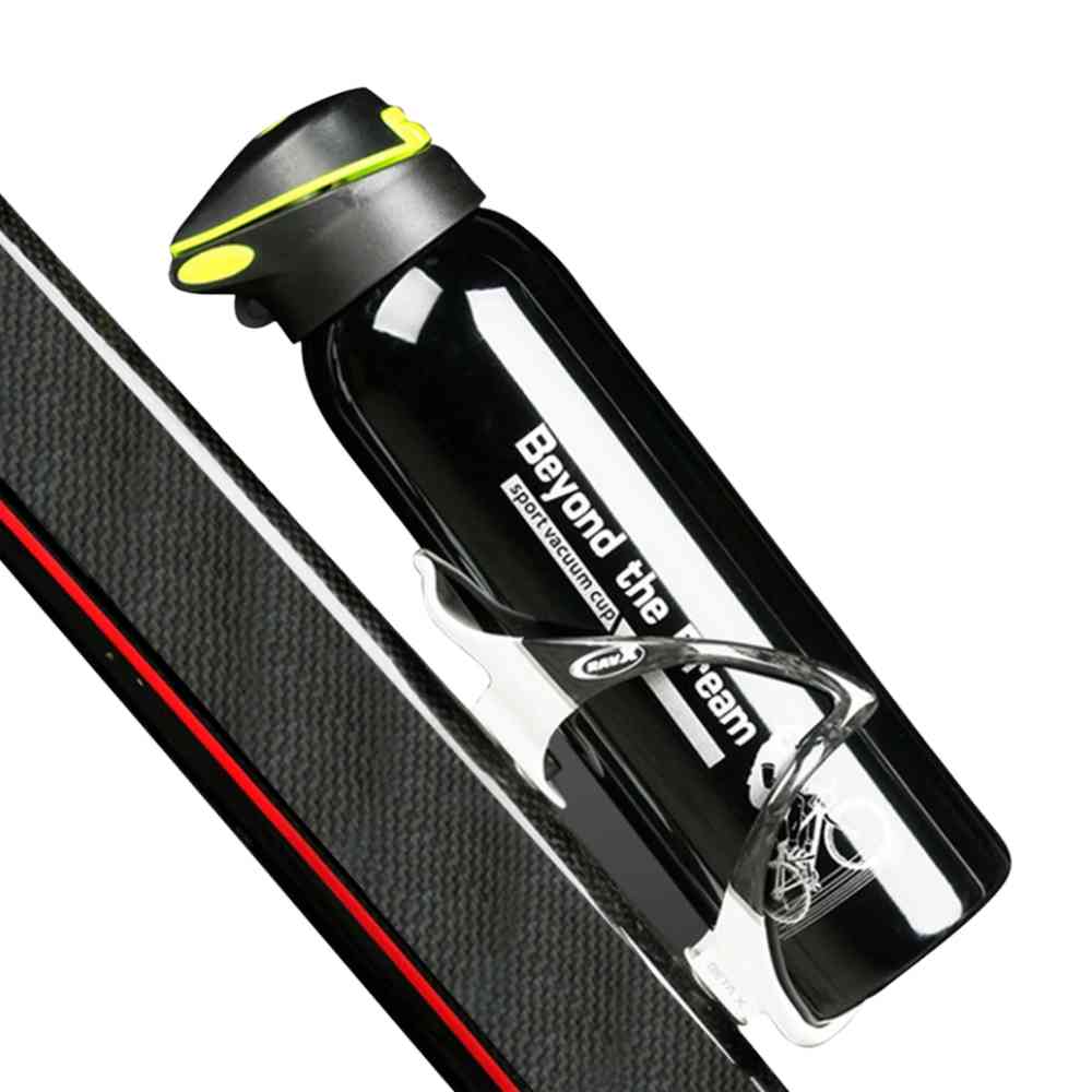 Garrafa de Academia Térmica com Canudo e Alça 500ml Urbanno preta, encaixada em suporte de garrafa em uma bicicleta com detalhes em vermelho, pronta para ciclismo urbanno