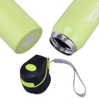 Garrafa de Academia Térmica com Canudo e Alça 500ml Urbanno verde, mostrando a base, o bocal de rosca da garrafa e a tampa preta com detalhes verdes e alça para transporte, destacando a vedação e o design funcional urbanno