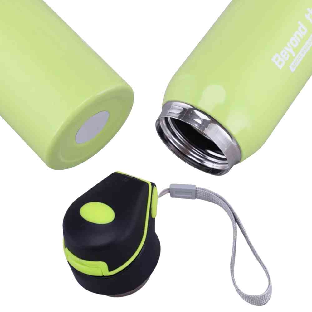 Garrafa de Academia Térmica com Canudo e Alça 500ml Urbanno verde, mostrando a base, o bocal de rosca da garrafa e a tampa preta com detalhes verdes e alça para transporte, destacando a vedação e o design funcional urbanno