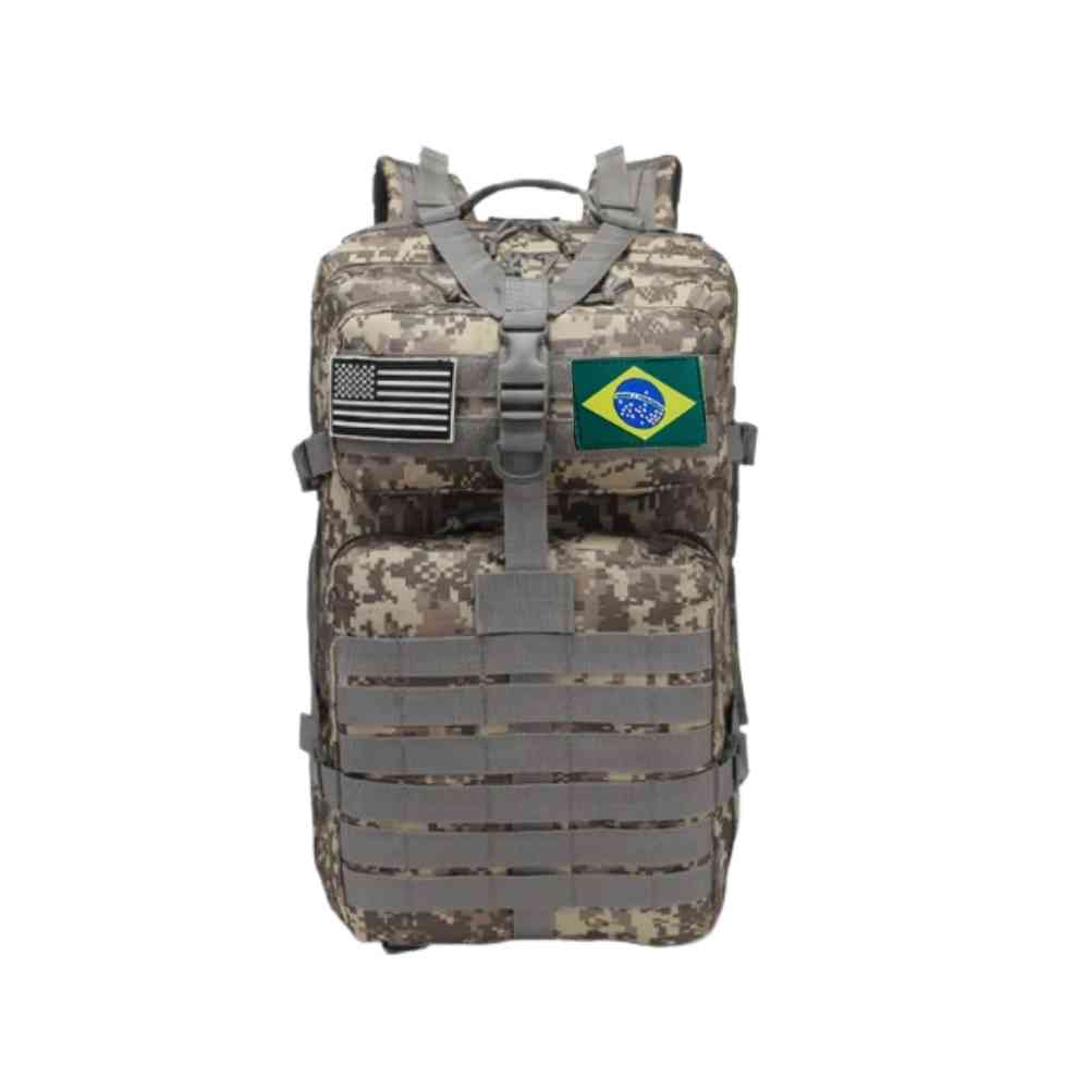 Mochila Exército Militar Tática 50L para Viagem e Expedição ACU (Digital Camo) Urbanno, vista frontal, com patches das bandeiras dos EUA e do Brasil, e múltiplos compartimentos, ideal para diversas atividades.