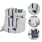 Mochila Exército Militar Tática 50L Branca Urbanno, vista frontal com patch da bandeira dos EUA, e três círculos detalhando as fivelas de compressão, um bolso frontal e o compartimento lateral para garrafa/itens.