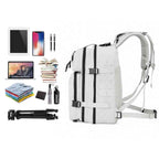 Mochila Exército Militar Tática 50L Branca Urbanno, vista lateral, com diversos itens de viagem e expedição como laptop, tablet, roupas e tripé dispostos ao lado, demonstrando sua ampla capacidade de organização.