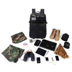 Mochila Exército Militar Tática 50L Camuflagem Preta Urbanno, com equipamentos como tablet, celular, binóculos, botas, e roupas camufladas dispostos ao redor, demonstrando sua ampla capacidade para expedições e viagens.