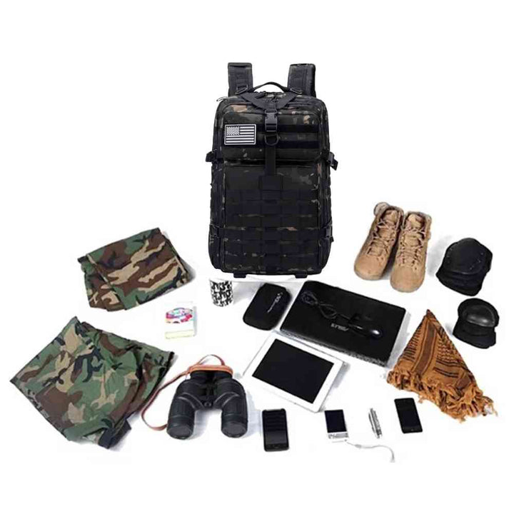Mochila Exército Militar Tática 50L Camuflagem Preta Urbanno, com equipamentos como tablet, celular, binóculos, botas, e roupas camufladas dispostos ao redor, demonstrando sua ampla capacidade para expedições e viagens.