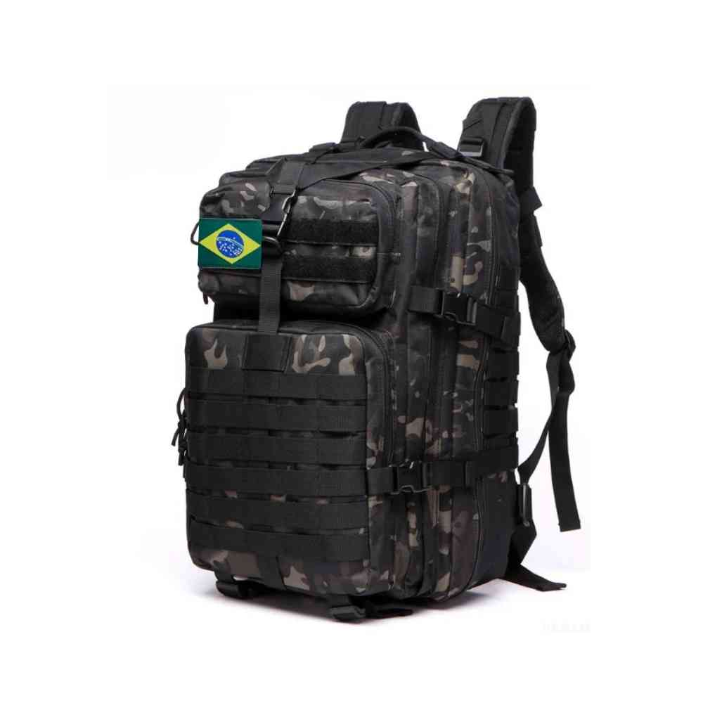 Mochila Exército Militar Tática 50L para Viagem e Expedição Camuflagem Preta Urbanno, vista frontal, com patch da bandeira do Brasil e múltiplos compartimentos, ideal para aventuras e missões.