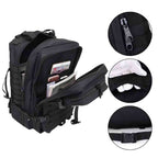 Mochila Exército Militar Tática 50L para Viagem e Expedição Preta Urbanno, parcialmente aberta mostrando bolsos internos com celular e tablet, e três círculos detalhando: o puxador do zíper, um bolso traseiro oculto e uma fivela de ajuste.